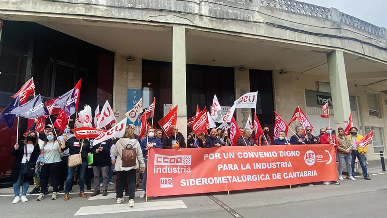Concentración de los trabajadores del metal ante la patronal Pymetal