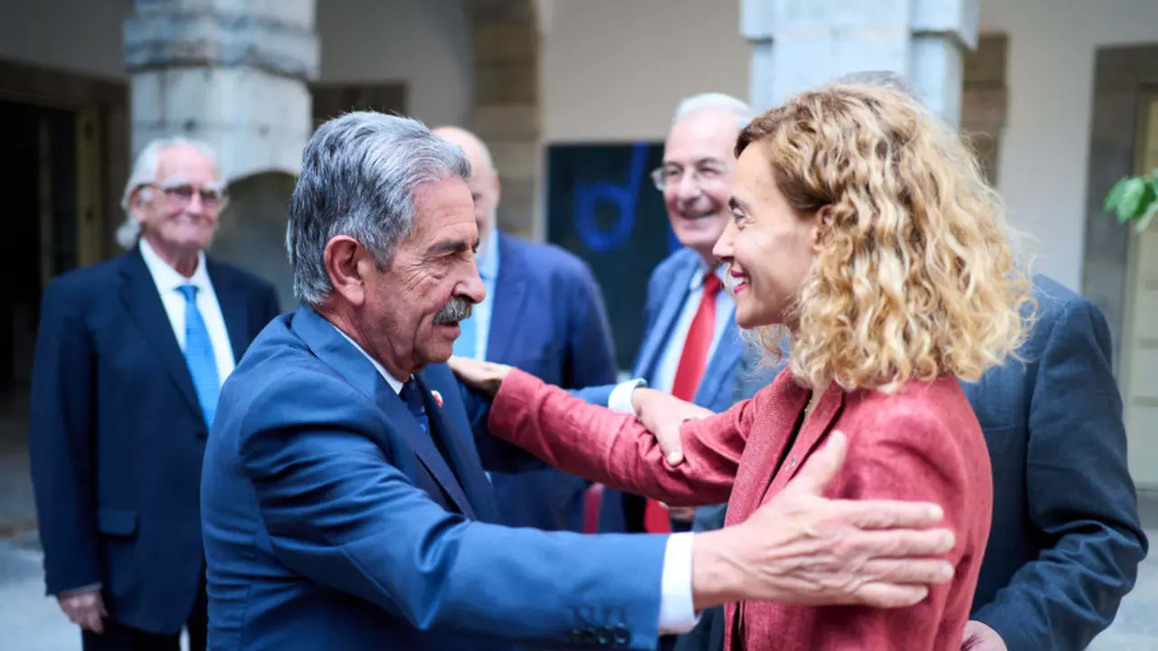 El presidente de Cantabria, Miguel Ángel Revilla, saluda a la presidenta del Congreso de los Diputados, Meritxell Batet, en el Parlamento de Cantabria