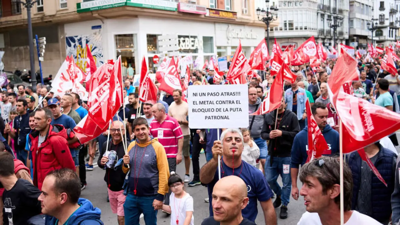 Un hombre sostiene una pancarta en una manifestación convocada por el primer día de huelga en el sector siderometalúrgico
