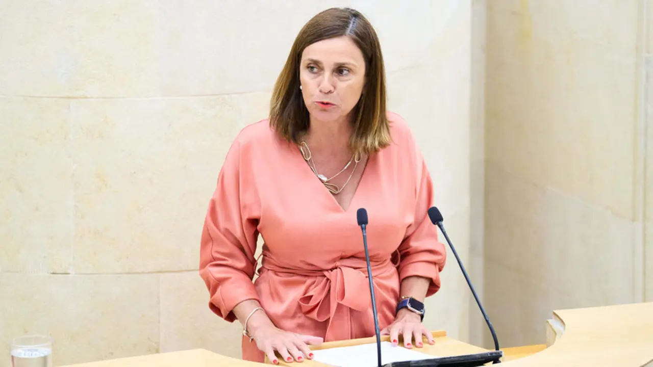La consejera de Presidencia, Paula Fernández, defiende la nueva Ley de Entidades Locales Menores en el Parlamento