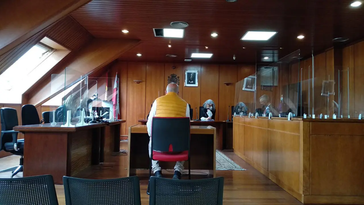 El acusado de haber abusado de su hija de 15 años, durante el juicio celebrado este lunes