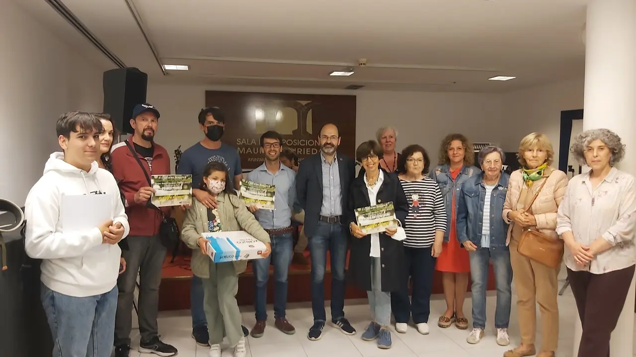 Entrega de premios del concurso de pintura al aire libre organizado por el Ayuntamiento de Torrelavega en el parque Manuel Barqu&iacute;n por el D&iacute;a del Medio Ambiente