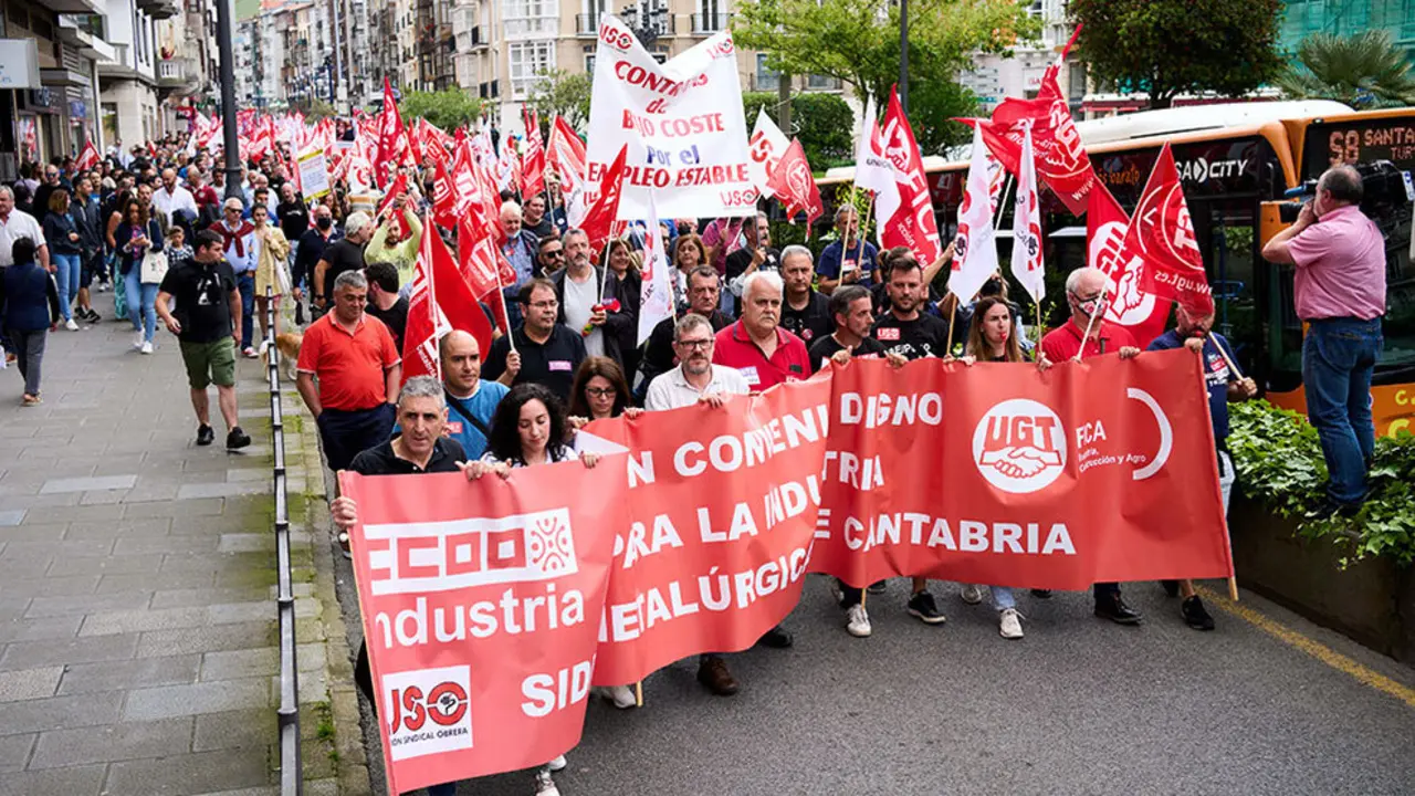 Un grupo de personas sostienen banderines en una manifestación convocada por el primer día de huelga en el sector siderometalúrgico