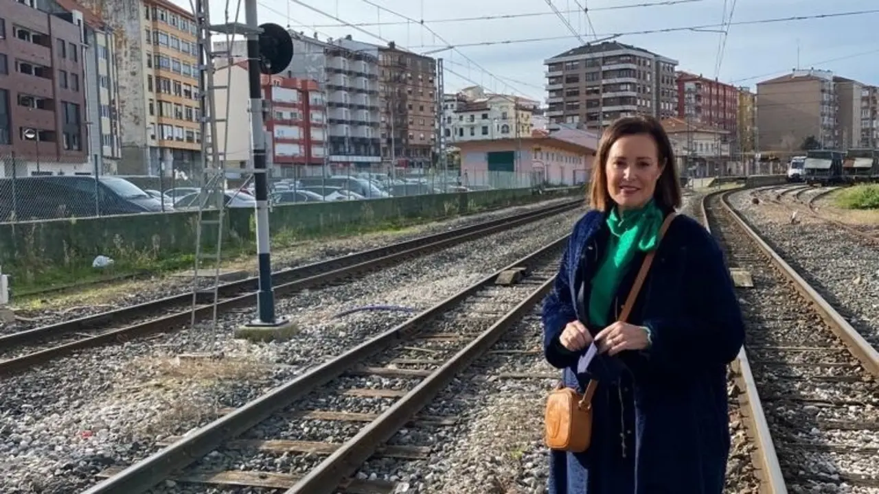 La portavoz del PP de Torrelavega, Marta Fern&aacute;ndez-Teijeiro, junto a las v&iacute;as de tren