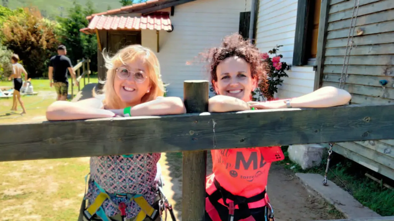 La alcaldesa de Santa María de Cayón, Pilar del Río, y la secretaria de Alcaldía, durante una actividad municipal | Foto- Santa María de Cayón