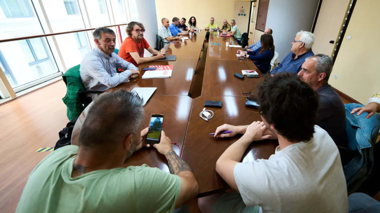 Representantes de los sindicatos y de la patronal del metal durante una reunión en ORECLA, a 9 de junio de 2022, en Santander, Cantabria (España)