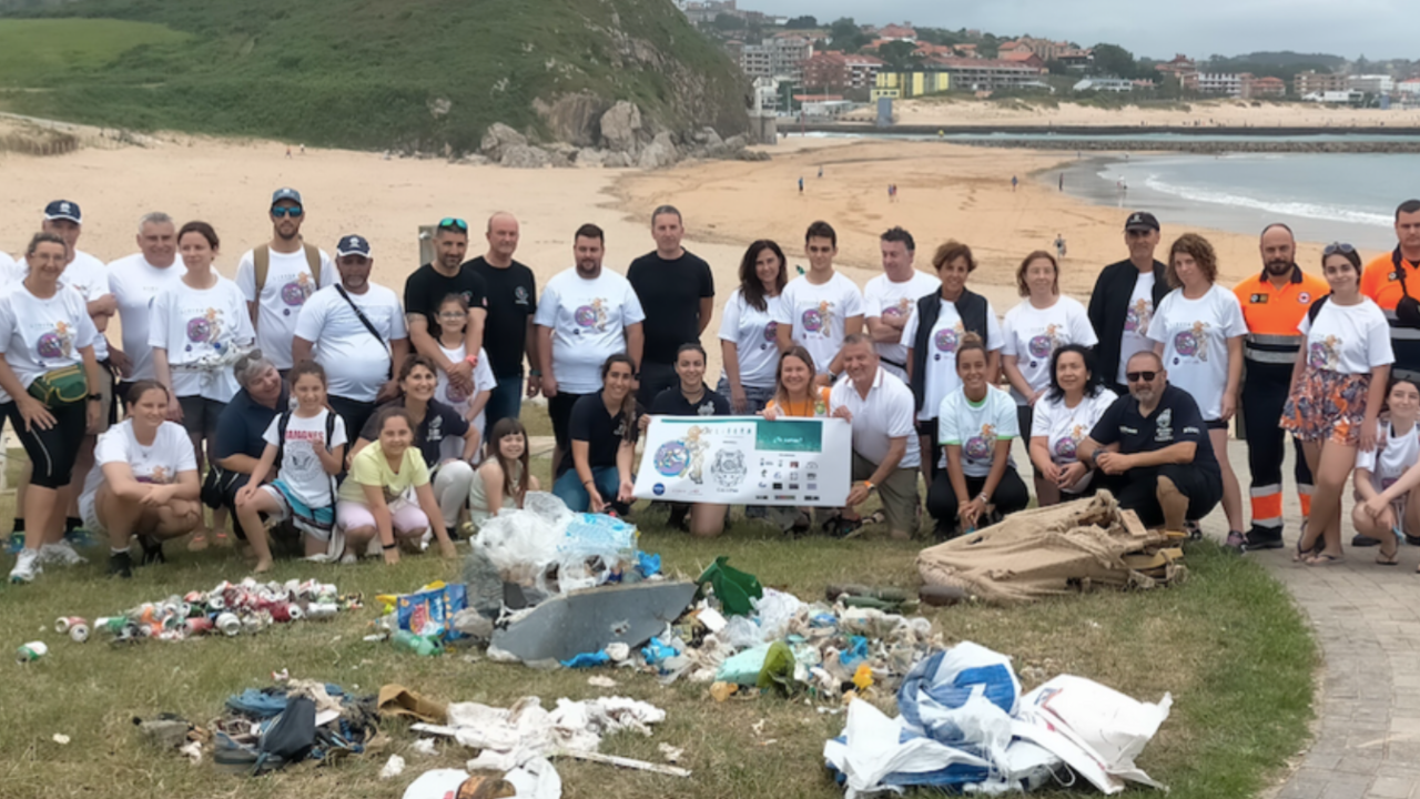 Buceadores voluntarios limpian la basura del fondo del mar en la playa de Cuch&iacute;a (Miengo) y posan con sus hallazgos