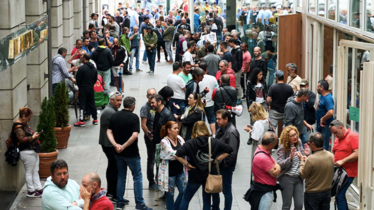 Trabajadores del sector del metal a las puertas del ORECLA mientras se celebra una reuni&oacute;n de negociaci&oacute;n para intentar acabar con la huelga