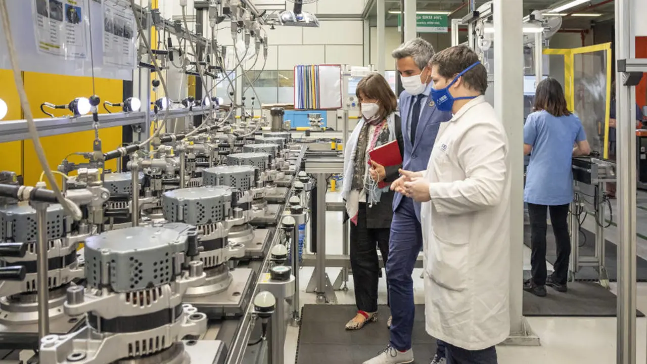 El vicepresidente, Pablo Zuloaga, visita las instalaciones de la empresa SEG-Automotive