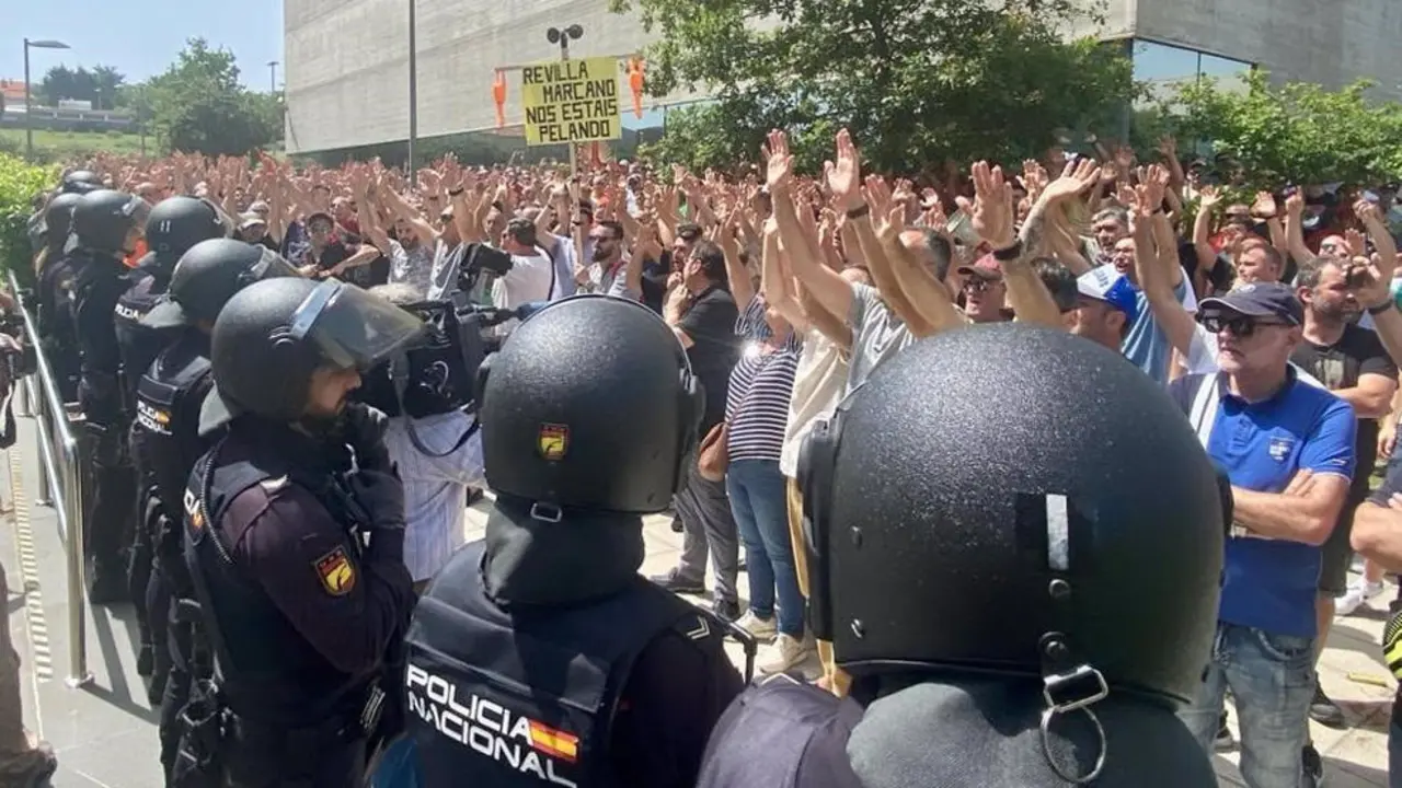 Concentración de trabajadores del sector del metal ante la Consejería de Industria en protesta por los servicios mínimos fijados en algunas empresas afectadas por la huelga.