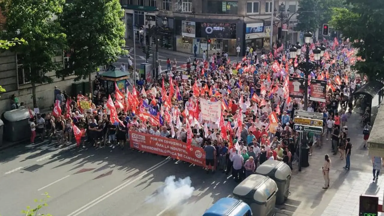 El secto del metal lucha por sus derechos reivindicando por la capital cántabra | Foto- CCOO