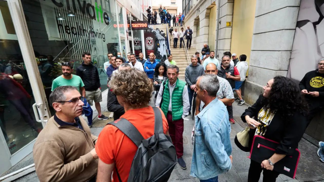 Varias personas protestan frente al Orecla