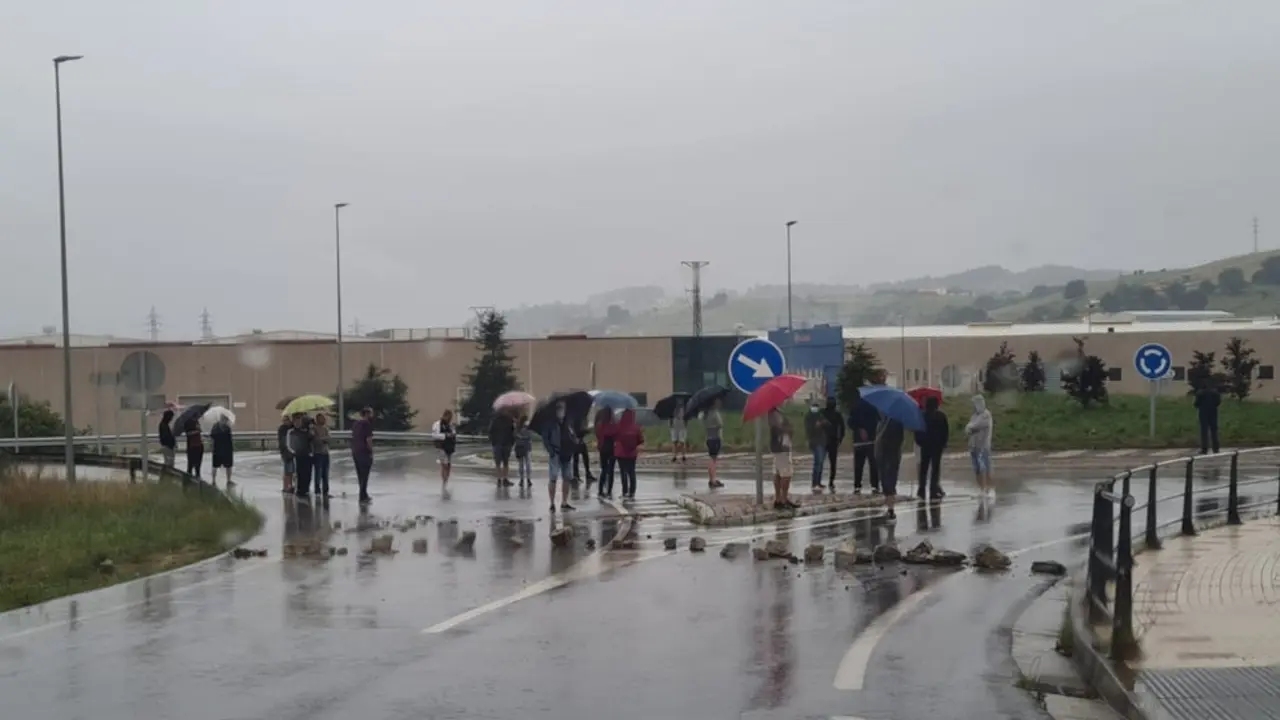 Acceso cortado al polígono de Guarnizo