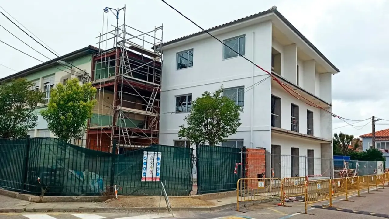 Obras en la antigua Casa de los Maestros junto al CEIP Pancho Cossío de Sierrapando | Foto- edc