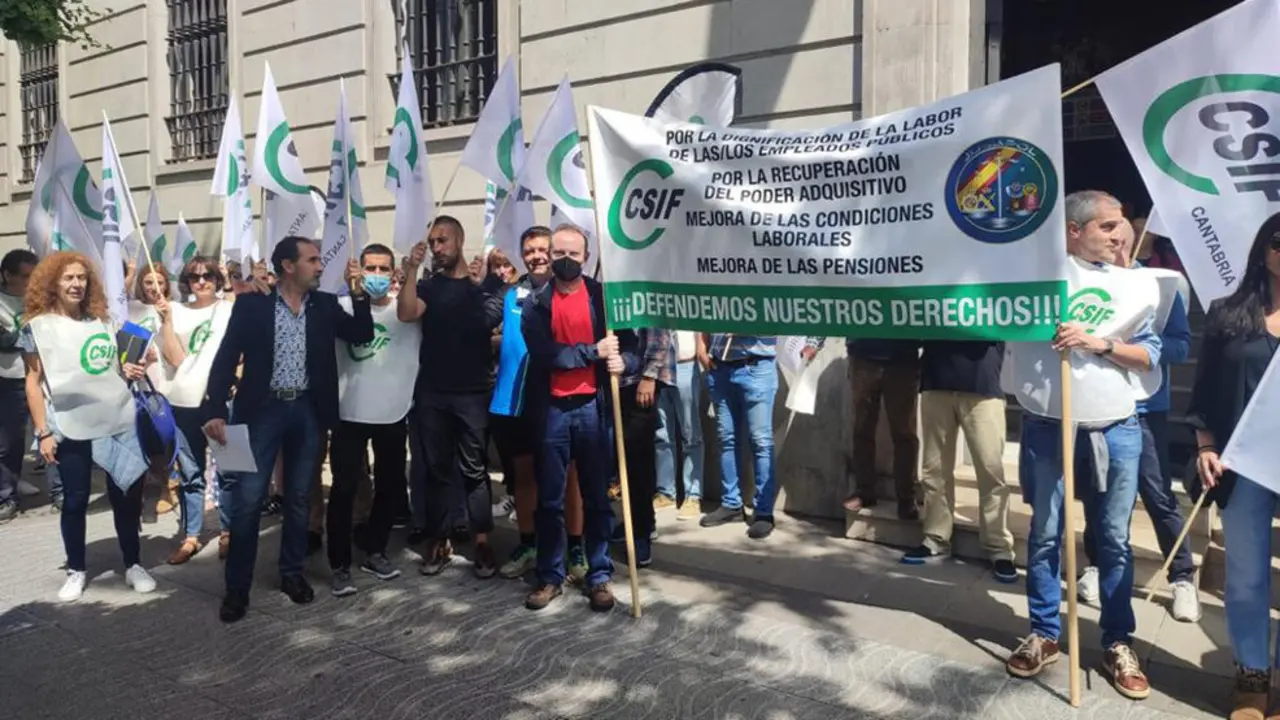  Imagen de los empleados manifestándose