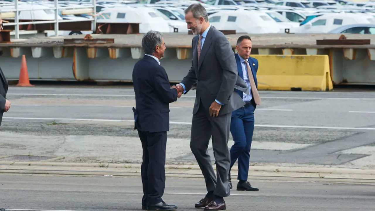 El presidente de Cantabria, Miguel Ángel Revilla y el Rey Felipe VI, se saludan a su llegada al Puerto de Santander