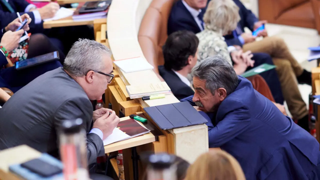 El presidente de Cantabria y secretario general del PRC, Miguel Angel Revilla (d), habla con el portavoz del PRC, Pedro Jos&eacute; Hernando (i), durante una sesi&oacute;n plenaria en el Parlamento de Cantabria Pedro Jose Hernando; Miguel Angel Revilla FOTO: JUAN MANUEL SERRANO ARCE