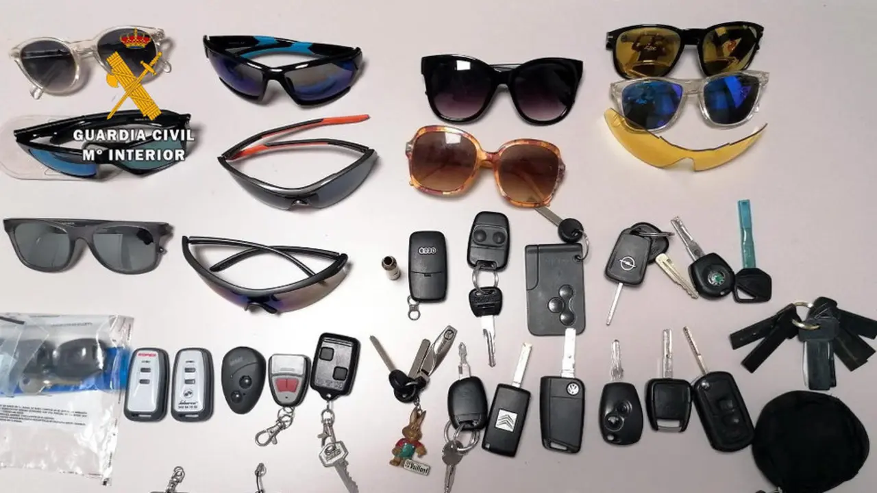 Objetos robados en los 28 vehículos por el vecino de Cartes