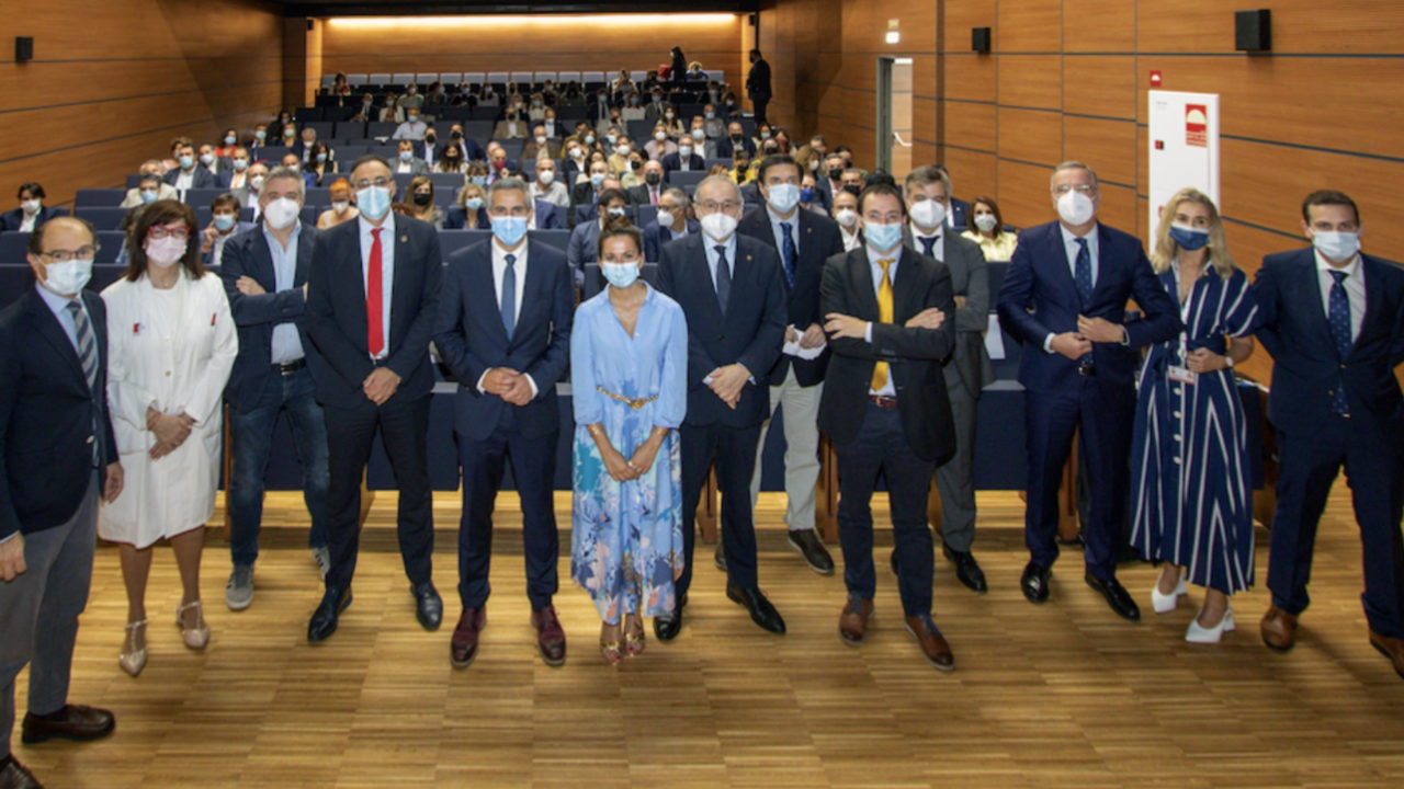 El vicepresidente cántabro, Pablo Zuloaga, y el consejero de Sanidad, Raúl Pesquera, asisten al foro de industria biosanitaria