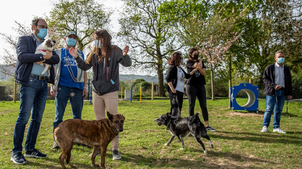 El concejal José Luis Urraca en el parque canino de Nueva Ciudad
