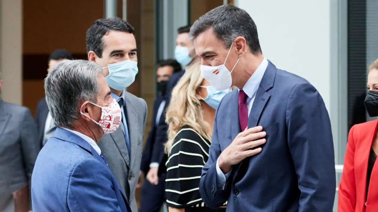 El presidente de Cantabria, Miguel Ángel Revilla, junto al presidente del Ejecutivo central, Pedro Sánchez