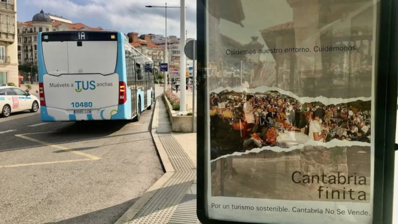Marquesina con la imagen de la campaña 'Cantabria Finita'