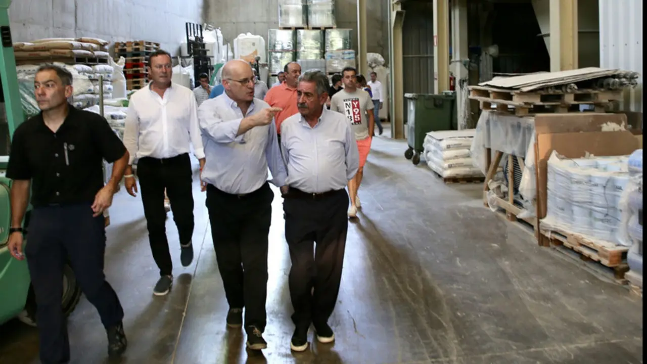 Revilla visita la cooperativa Valles Unidos del Asón