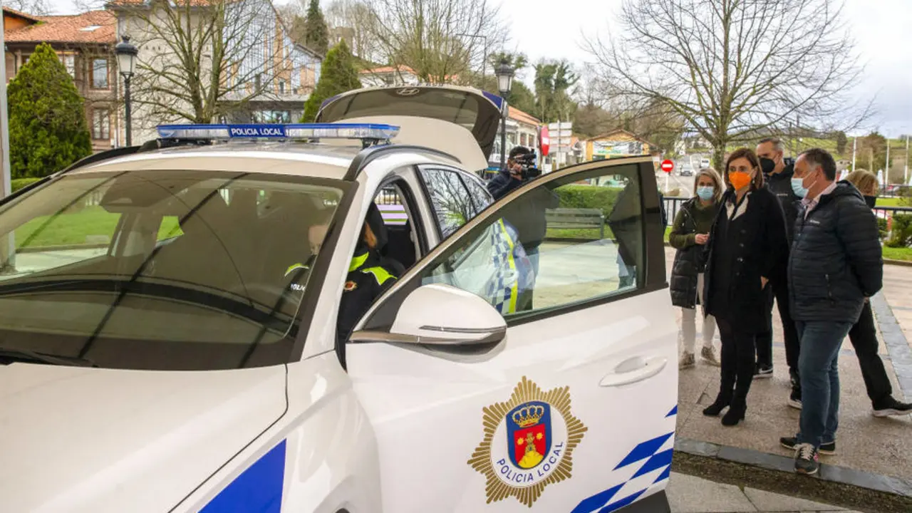La consejera de Presidencia, Interior, Justicia y Acción Exterior, Paula Fernández, entrega un nuevo coche a la Policía Local | Foto- archivo