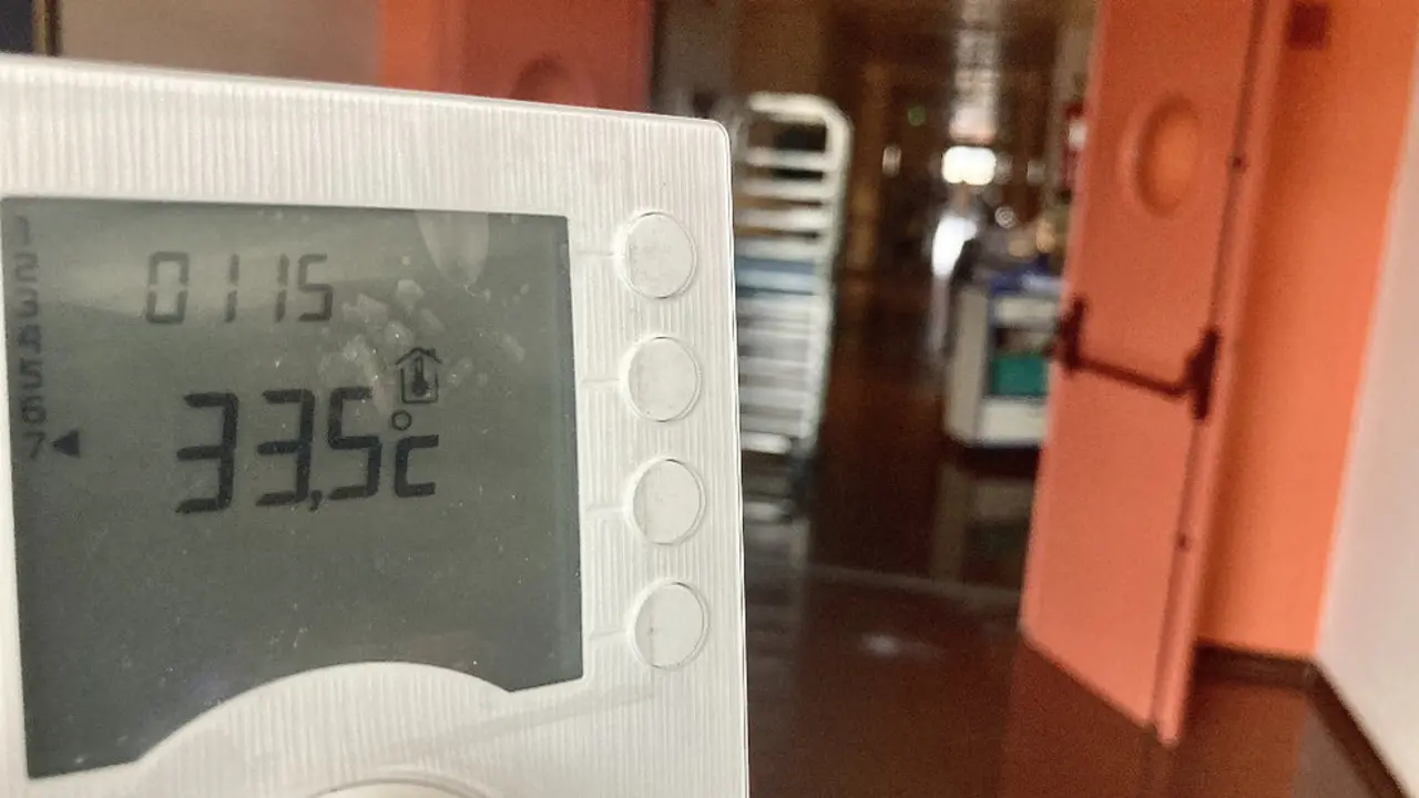 Un termómetro marca 33,5 grados en el Hospital Sierrallana | Foto- ACPT
