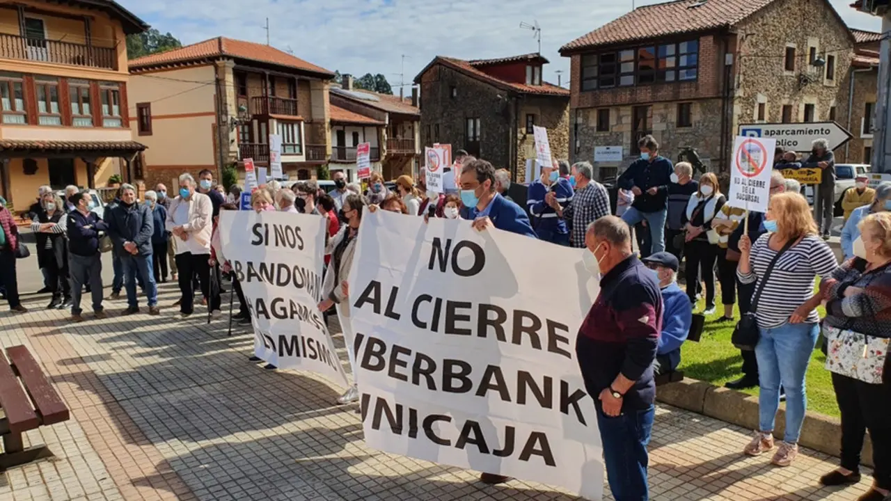 Manifestación en contra del cierre de la oficina de Unicaja | Foto- Ayuntamiento de Alfoz de Lloredo