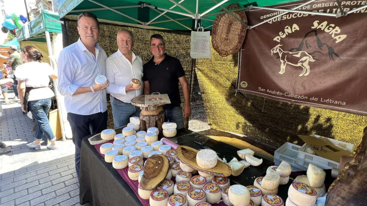El consejero de Desarrollo Rural, Ganader&iacute;a, Pesca, Alimentaci&oacute;n y Medio Ambiente, Guillermo Blanco (izda) y el alcalde de Reinosa, el tambi&eacute;n regionalista Jos&eacute; Miguel Barrio (centro) en un puesto del Mercado Campurriano que se celebra en Reinosa