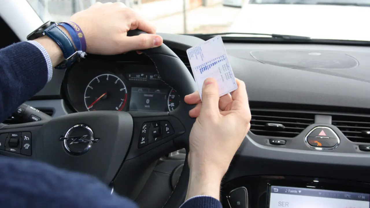 Un conductor con el carné de conducir