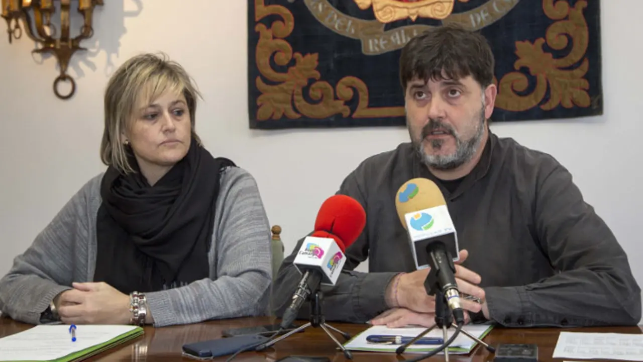 La alcaldesa de Camargo, Esther Bolado, y el concejal de Economía y Hacienda, Héctor Lavín