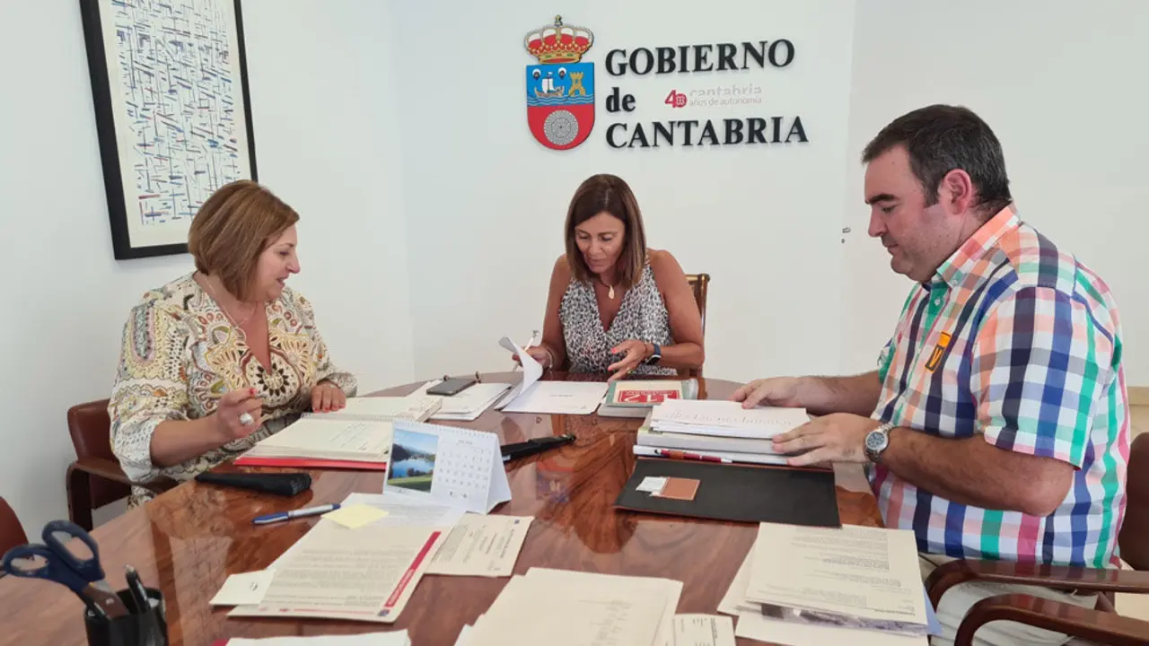 La consejera de Presidencia, Paula Fernández, y el alcalde de Miera, José Miguel Crespo