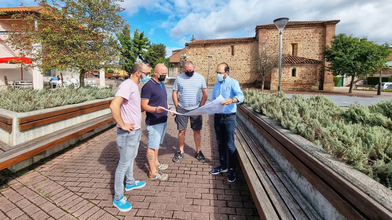 José Luis Urraca junto a representantes de la asociacionh de vecinos de Tanos en la plaza de la ermita