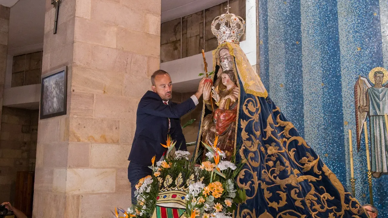 El alcalde de Torrelavega, Javier L&oacute;pez Estrada, cumpli&oacute; este domingo con la tradici&oacute;n y entreg&oacute; su bast&oacute;n de mando de la ciudad