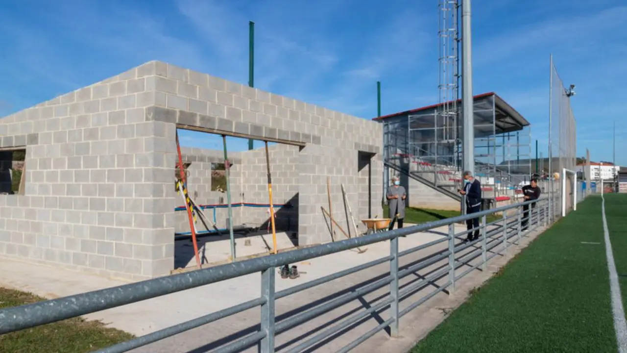 Construcción del bar del campo de fútbol de Rinconeda | Foto- Ayuntamiento de Polanco