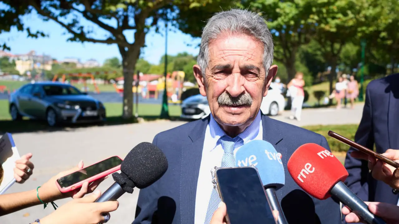 Miguel Ángel Revilla a su salida de la celebración del 90&ordm; aniversario de la Universidad Internacional Menéndez Pelayo