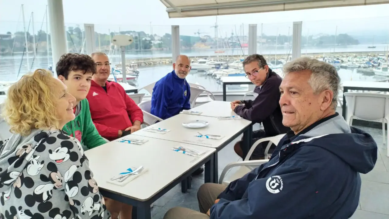 La tripulación del velero Klaudia, antes de partir desde Ribadeo | Foto- Náutica Puerto Gris