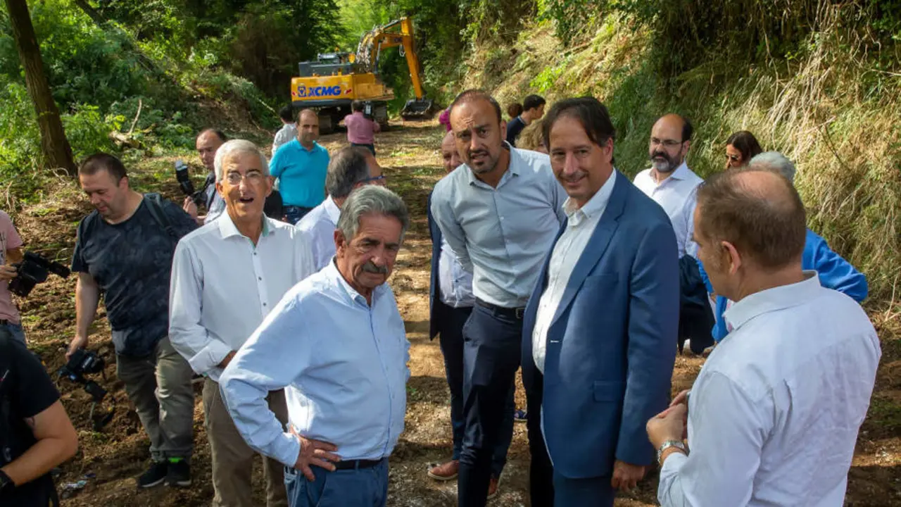 El presidente de Cantabria, Miguel &Aacute;ngel Revilla, acompa&ntilde;ado por el consejero de Obras P&uacute;blicas, Ordenaci&oacute;n del Territorio y Urbanismo, Jos&eacute; Luis Gochicoa, y por el de Industria, Turismo, Innovaci&oacute;n, Transporte y Comercio, Javier L&oacute;pez Marcano, asiste al inicio de las obras del nuevo vial de acceso rodado y peatonal entre estas dos localidades