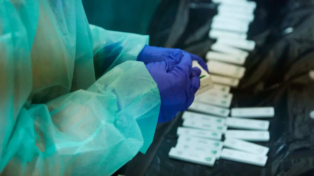 Una enfermera abre un test de antígeno