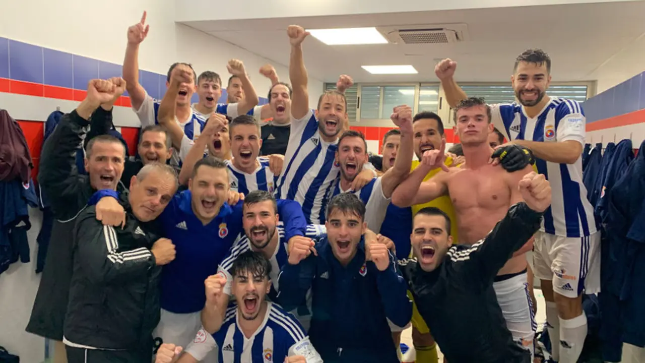 La Gimnástica celebra en el vestuario la primera victoria de la temporada