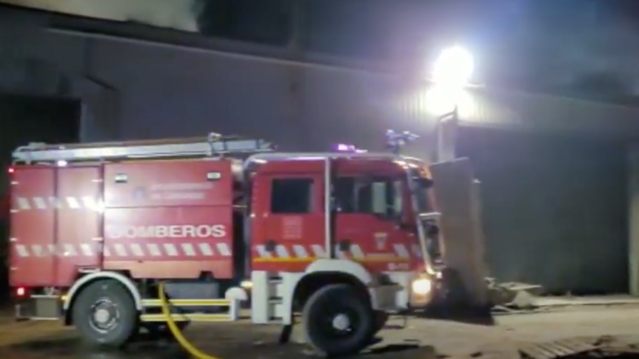 Incendio en una industria de residuos met&aacute;licos de Astillero