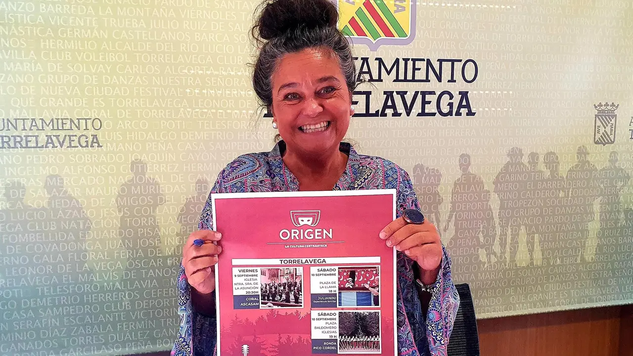 La concejala Esther Vélez con el cartel de 'La Cultura Contraataca'
