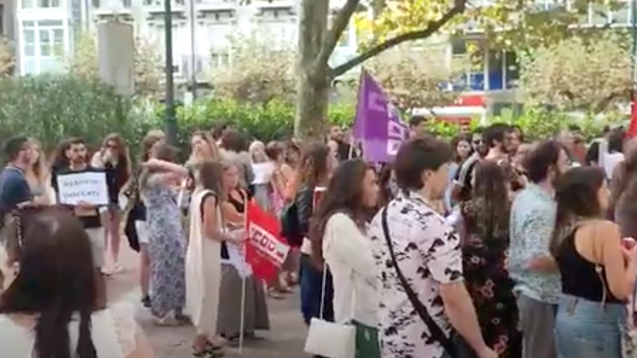 Cientos de profesores se manifiestan por el "caos" en el comienzo del curso en Cantabria