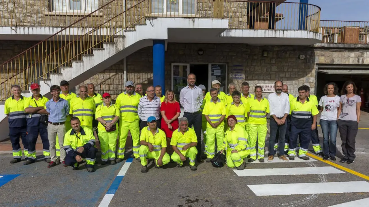 La Consejera de Empleo y Políticas Sociales, Eugenia Gómez De Diego, y el Alcalde de Torrelavega, Javier López Estrada, dan la bienvenida a los trabajadores