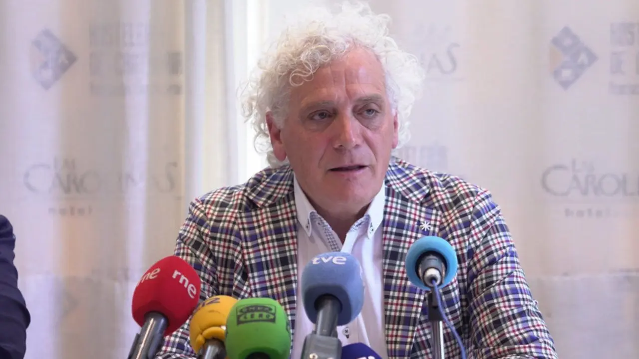 El presidente de la Asociación Empresarial de Hostelería de Cantabria, Ángel Cuevas, en la rueda de prensa en la que ha anunciado que deja el cargo