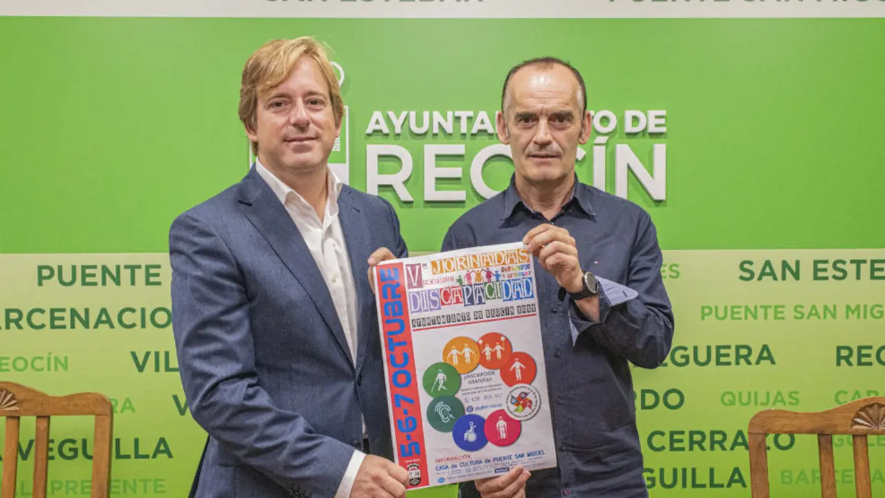 El alcalde de Reocín, Pablo Diestro, y el concejal de Bienestar Social, Antonio Pérez Ruiz, presentan las Jornadas de Discapacidad