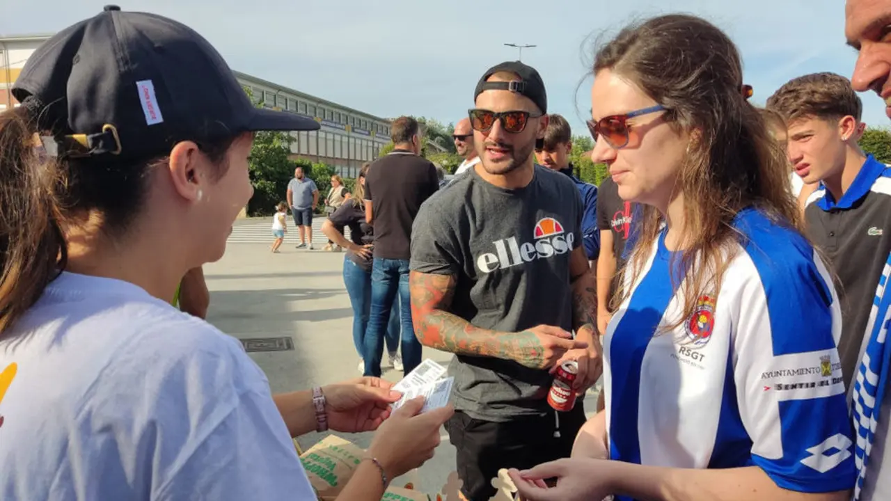 Los aficionados gimnásticos recibiendo su Whopper