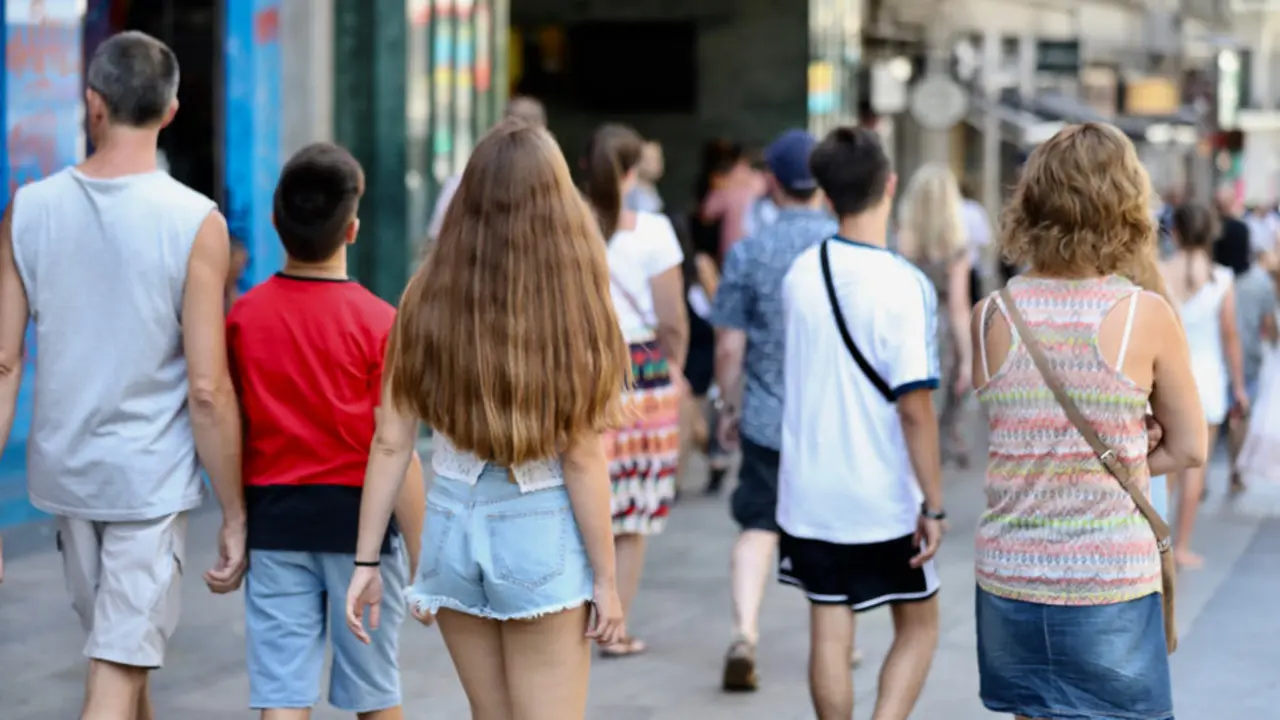 Un grupo de jóvenes paseando